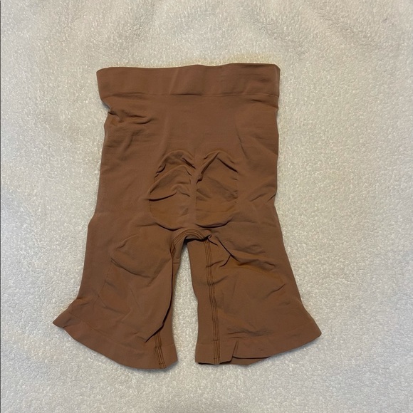 SKIMS Sculpting Short Mid Thigh in Sienna S/M - Picture 6 of 8